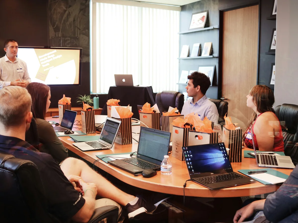 Equipo de trabajo en reunión corporativa